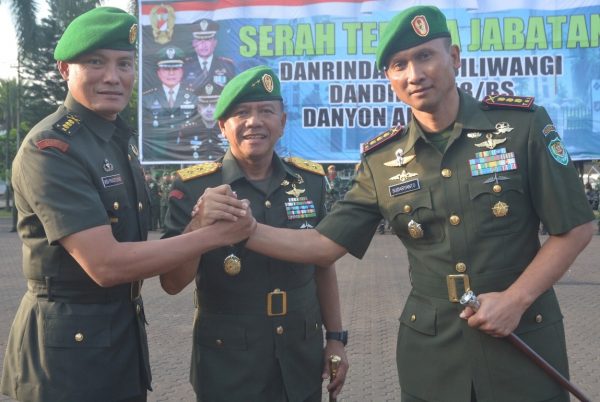  Pangdam III/Siliwangi Mayjen TNI M. Herindra bersalam komando dengan Danrindam III/Siliwangi Kolonel Inf Sudaryanto yang sebelumnya menjabat sebagai Pamen Denma Mabesad, dengan Danrem 074/Wrt (Surakarta) Kodam IV/Dip Kolonel Inf Widi Prasetijono di Lapang Makodam III/Siliwangi, Kamis (6/7/17). by Pendam III Slw