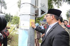 Wali Kota Bandung Ridwan Kamil saat menyegel tiang MCP (micro cell pole) yang ada di Jalan Ir H. Djuanda, tepatnya di depan SPBU Dago, Selasa (25/11/14). doc by Humas Pemkot Bdg