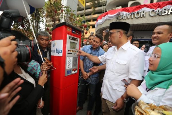 Wali Kota Bandung Ridwan Kamil bersama Kepala Perwakilan BI Jabar Wiwik Sisto Widayat dan Kadishub Kota Bandung Didi Ruswandi resmikan e-Parking di Jalan Braga Pendek, Jumat (4/8/17). by Meiwan Humas Pemkot Bdg