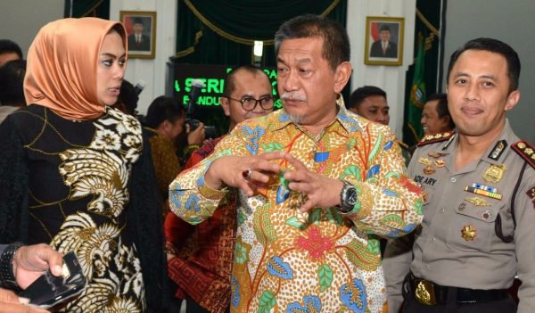 Wagub Jabar Deddy Mizwar bersama Bupati Karawang Cellica Nurrachadiana Rakor bersama Bupati/Walikota tentang Pelaksanaan Pilkada Serentak 2018 Daerah Provinsi Jabar, di Aula Barat Gedung Sate, Kamis (10/8). by Humas Pemprov Jabar