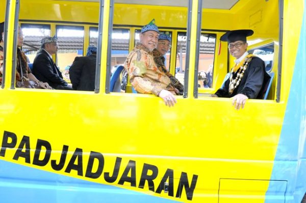 Rektor Unpad Prof. Dr. med. Tri Hanggono Achmad mendampingi Wagub Jabar Deddy Mizwar naik bis kampus menuju Gd.Rektorat Unpad Jatinangor, Senin (21/8/17). by Humas Pemprov Jabar