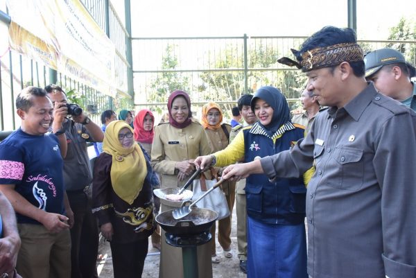 Bupati Bandung Dadang Naser didampingi istri Kurnia Naser memasak di kompor berbahan bakar gas metan hasil sampah TPA Babakan di Kp/Desa Babakan Kecamatan Ciparay, Selasa (1/8/17). by Kominfo Kab Bdg