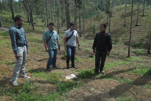  Kasat Reskrim Polres Bandung AKP Firman Taufik (kiri) didamping petugas Polhut Perhutani (kanan) saat meninjau kawasan hutan lindung yang dialihfungsikan menjadi perkebunan sayuran di Gunung Patuha, Blok Waas, Kampung Dewata, Desa Sugihmukti, Kecamatan Pasirjambu, Kabupaten Bandung, Kamis (3/9). by iwa/bbcom