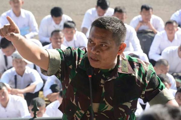 Kasdam III/Siliwangi Brigjen TNI YP. Sembiring saat beri pengarahan kepada 1.770 orang peserta seleksi Penerimaan Calon Bintara PK, di Lapangan Brigif 15/ Kujang Cimahi, Rabu (22/8). by Pendam III/Slw