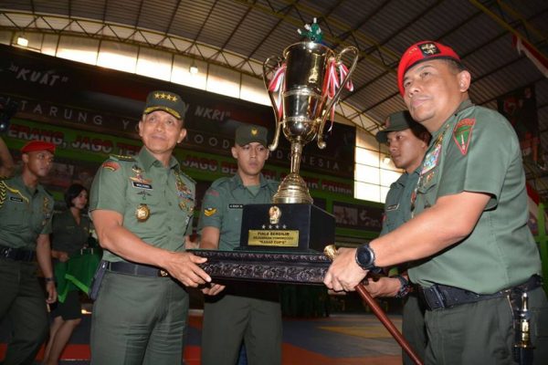 KSAD Jenderal TNI Mulyono menyerahkan Piala Bergilir KSAD Cup ke-7 Kejurnas Yongmoodo kepada Danjen Kopassus Mayjen TNI Madsuni di Gor  Moh.Toha Disjasad Cimahi, Kamis (31/8). by Pendam Slw