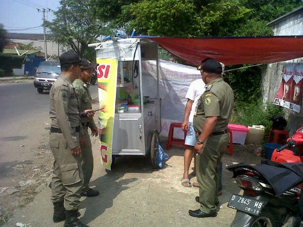 Satpol PP Kab Bandung saat penertiban PKL