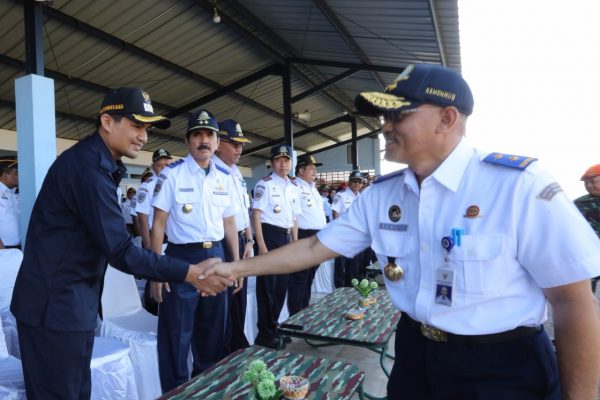 Wabup Bandung Gun gun Gunawan berjabat tangan dengan Kepala BPSDM Perhubungan Djoko Sasono, saat upacara pembukaan Diklat Pembangunan Karakter, di Lapang Pusdiklat Lanud Sulaeman Kec Margahayu , Senin (21/8). by Denny Kominfo Kab Bdg