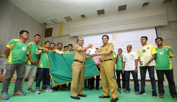 Wabup Bupati Bandung Gun Gun Gunawan bersama Ketua Persikab Bandung Marlan saat launching skuat Persikab di Gedung Moch Toha, Soreang, Selasa (8/8). by Kominfo Kab Bdg