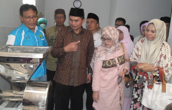 Wabup Bandung  Bandung H. Gun Gun Gunawan, S.Si., M.Si., meninjau proses produksi tempe yang diolah menggunakan mesin, usai meresmikan Rumah Tempe Zanada di Komp Bumi Harapan, Kel Cibiru Hilir, Kec Cileunyi, Jumat (18/8). by iwa/bbcom 