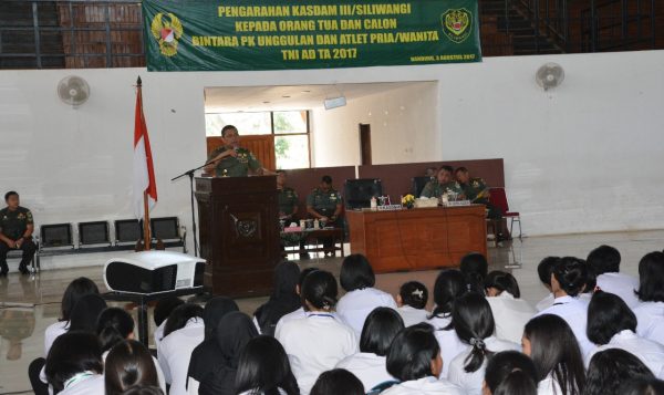 Sebanyak 430 orang pendaftar Bintara PK Unggulan dan Atlet beserta para orang tua calon, menerima pengarahan dari Kasdam III/Siliwangi Brigjen TNI J P Sembiring tentang proses seleksi di GOR Saparua Bandung, Kamis (3/8/17). by Pendam Slw