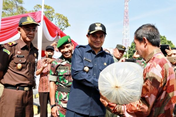 Wabup Bandung, H. Gun Gun Gunawan, S.Si., M.Si secara simbolis menyerahkan 100 kg benih ikan nila kepada Desa Neglasari Kecamatan Ibun.saat upacara pembukaan Bhakti Siliwangi Manunggal Satata Sariksa, di Lapangan Kantor Kecamatan Ibun, Kamis (7/9/17).by Denny Humas Pemkab Bdg