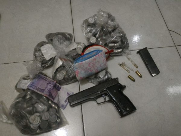 Barang bukti senpi rakitan jenis revolver milik pelaku perampokan Indomart di Jl Terusan Kopo Kp. Cilokot, Kec Margahayu Kab Bandung, Minggu (17/9). by bb8