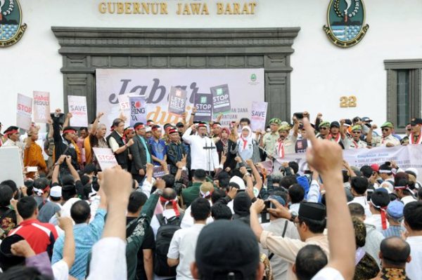 Gubernur Jabar Ahmad Heryawan bersama ratusan warga melakukan aksi long march sebagai bentuk solidaritas terhadap warga Rohingya, di Gedung Sate, Jumat (8/9). by Humas Pemprov Jabar