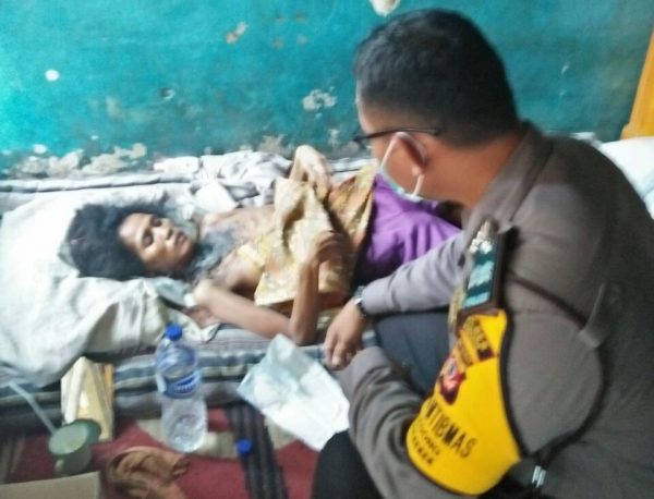 Anggota Bhabinkamtibmas Polsek Rancaekek Aiptu Iing saat membawa Ny Titin Supriatin (32), warga Kampung Talun RT 02 RW 11, Desa Jelegong, Kec Rancaekek, Kab Bandung ke RSHS. by bb34 