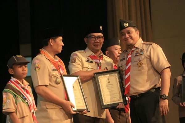 Wali Kota Bandung sekaligus Mabicab Pramuka Kota Bandung Ridwan Kamil Menerima Penghargaan Lencana Darma Bakti di ajang Pramuka Jabar Award 2017, di Gedong Budaya Sabilulungan Soreang, Jumat (15/9/17). by Humas Pemkot Bdg