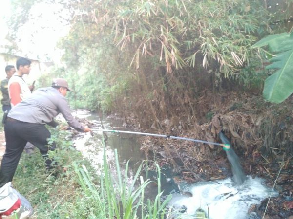 Air Limbah Petugas Hasil Uji Lab 13 Pabrik Buang Limbah  ke Citarum BaleBandung