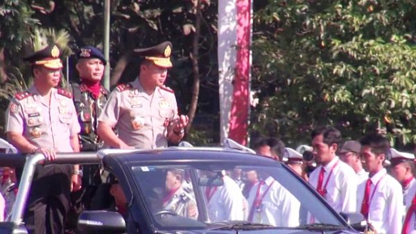 Kapolda baru Jawa Barat Irjen Pol Agung Budi Maryoto didampingi Waka Lemdikpol Polri Irjen Pol Anton Charlian saat inpeksi pasukan di halaman Mapolda Jabar, Jumat (8/9/17). by tam /bbcom