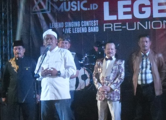 Kepala Disparbud Kab Bandung Agus Firman Zaelani saat memberi sambutan di Konser Musik The Legend Re-Union VI di GOR Sajabat Majalaya Kabupaten Bandung Minggu (28/9) malam. by iwa/bbcom