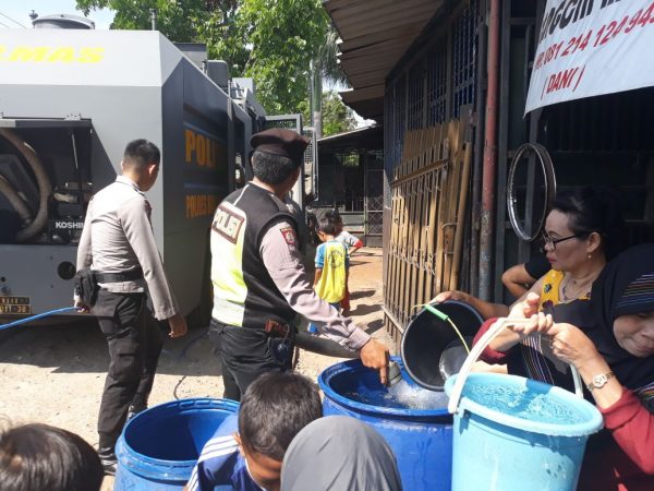 Truk AWC Polres Bandung menyalurkan bantuan air bersih di RT 1/RW 1 Kampung Lebakwangi Desa Cingcin Kec Soreang Kab Bandung, Senin (18/9). by bb8