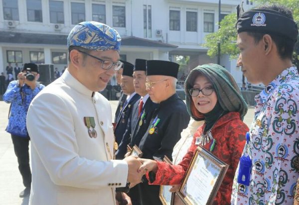 Wali Kota Bandung M. Ridwan Kamil memberikan penghargaan kepada warga saat upacara Peringatan Hari Jadi ke-207 Kota Bandung di Bale Kota Bandung, Senin (25/9/17). by Meiwan Humas Pemkab Bandung