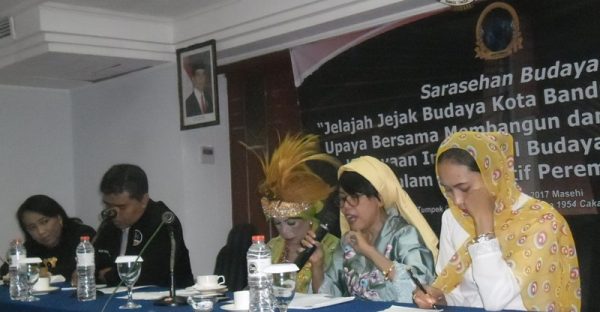 Saresehan "Jelajah Jejak Budaya Kota Bandung 207 Tahun, Upaya Bersama Membangun dan Melestarikan Kekayaan Intelektual Budaya Nusantara Dalam Perspektif Perempuan" di Bidakara Grand Savoy Homann Hotel Bandung, Sabtu (23/9/17). by iwa/bbcom