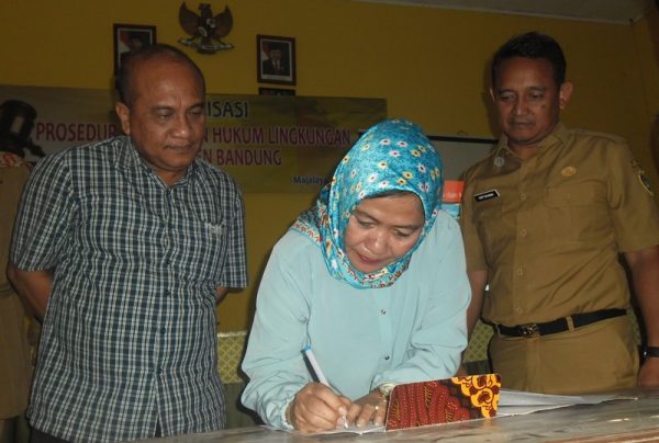 Kepala DLH Kab Bandung Asep Kusumah, S.Sos.,M.Si (kanan) menyaksikan penandatanganan komitmen perusahaan soa pengelolaan limbah, saat Sosialisasi Prosedur Penegakan Hukum Lingkungan di Aula Kecamatan Majalaya, Senin (9/10/17). by iwa/bbcom