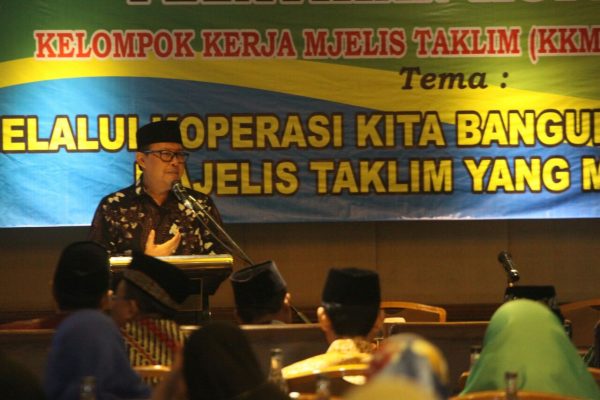 Sekda Kota Bandung Yossi Irianto membuka pelatihan koperasi bagi 150 peserta dari majelis taklim se-Kota Bandung di el Royale Hotel Bandung, Sabtu (30/9/17). by Humas Pemkot Bdg