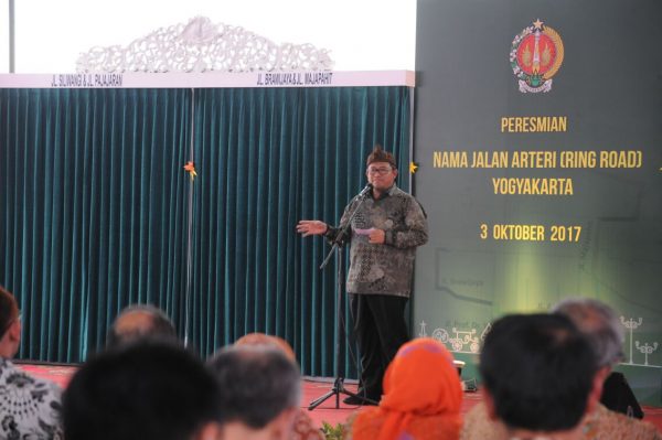 Gubernur Jawa Barat Ahmad Heryawan saat peresmian nama Jalan Padjajaran dan Jalan Siliwangi, di area Simpang Empat Jombor Sleman, Yogyakarta, Selasa (3/10/17). by Humas Pemprov Jabar