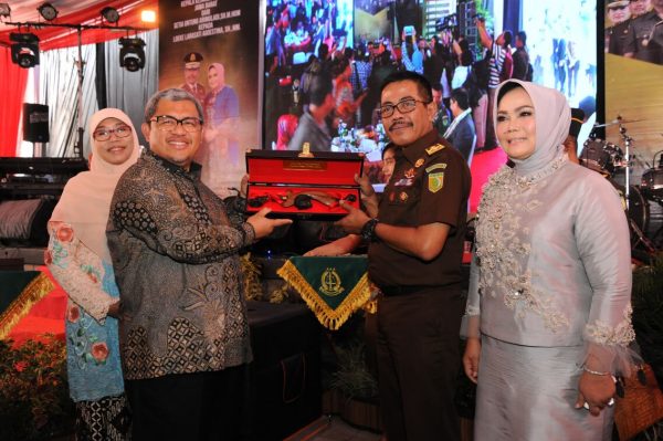 Gubernur Jabar Ahmad Heryawan menyerahkan cindera mata kepada Kajati Jabar Setia Untung Arimuladi di Kantor Kejati Jabar, Jl. R.E. Martadinata, Bandung, Rabu (25/10/17). by Humas Pemprov Jabar