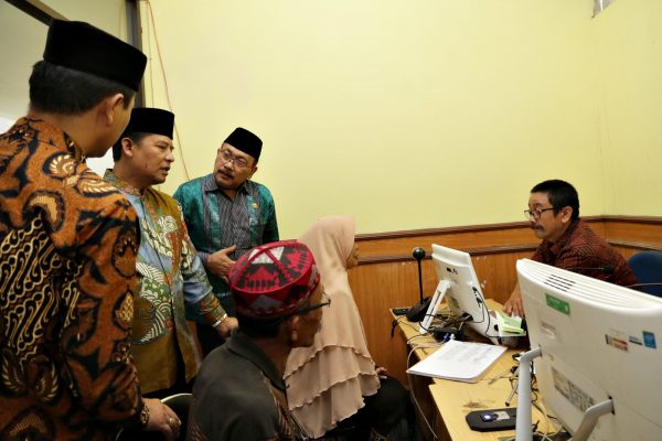 Bupati Bandung H. Dadang M. Naser meresmikan dan meninjau Pelayanan Pendaftaran Haji Satu Atap Kantor Kemenag Kab Bandung di Baleendah, Kamis (26/10/17). by Humas Pemkab Bdg