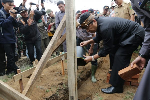 Bupati Bandung H.Dadang M.Naser,SH.,M. saat peletakan batu pertama pembangunan Pasar Pangalengan, Selasa (3/10/17). by Denni Humas Pemkab Bdg