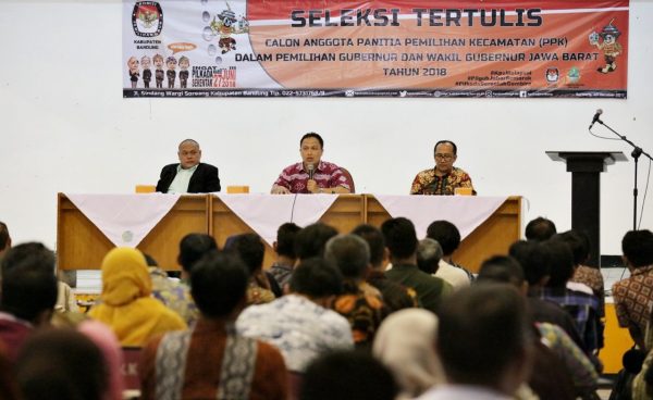 Sebanyak 354 peserta calon anggota PPK KPU Kab Bandung jalani tes tertulis di Gedung Dewi Sartika, Soreang, Jumat (20/10/17). by Humas Pemkab Bdg