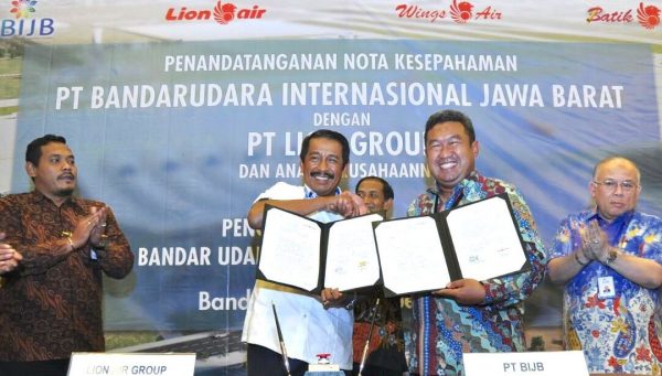 Lion Air Group- BIJB menandatangani MoU di Hotel Prama Grand Preanger Bandung, Kamis (26/10/17). by Humas BIJB