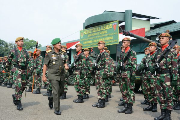 Pangdam III/Siliwangi Mayjen TNI M. Herindra saat inspeksi pasukan pada upacara sertijab Dandenma Dam III/Siliwangi dan Danyonarmed - 4/105 GS di Lapangan Mayonarmed - 4 Cimahi, Selasa (10/10). by Pendam Slw