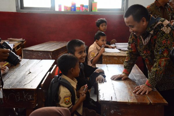 Wakil Ketua DPRD KaB Bandung Jajang Rohana saat kunker ke SDN Bojongmanggu, Kec Pameungpeuk Kab Bandung, Kamis (5/10/17). by Humas PKS