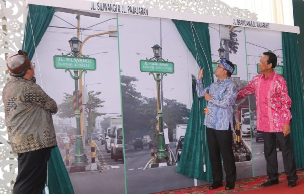 Gubernur DI Yogyakarta Sultan Hamengkubuwono X, Gubernur Jawa Barat Ahmad Heryawan dan Wali Kota Bandung M. Ridwan Kamil meresmika Jalan Pajajaran dan Jalan Siliwangi di Provinsi Daerah Istimewa (DI) Yogyakarta. by Meiwan Humas Pemkot Bdg