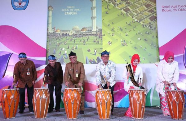 Wali Kota Bandung M. Ridwan Kamil didampingi Kepala Dinas Pendidikan Kota Bandung Elih Sudiapermana dan Bunda PAUD Kota Bandung Atalia Praratya Kamil saat Pencanangan program PAUD Hiber di Bale Asri Pusdai, Kota Bandung, Rabu (25/10/17). by Meiwan Humas Pemkot Bdg