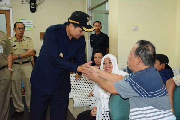 Wabup Bandung Gun Gun Gunawan menyapa pasien saat sidak di RSUD Soreang, Senin (23/10/17). by Humas PKS Kab Bdg