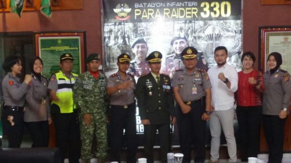 Komandan Yonif Para Raider 330/TD Letkol Inf. Kamil Bahren Pasha, S.Sos, M.A menerima kehadiran jajaran Polres Bandung, saat upacara peringatan HUT TNI ke-72 di Mako Yonif 330, Jalan Raya Bandung - Garut Km 35 Kec Cicalengka, Kab Bandung, Kamis (5/10/17).