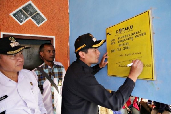  Wabup Bandung H. Gun Gun Gunawan saat penandatanganan batu prasasti di MCK Komunal RW 09 Desa Cangkuang Wetan Kecamatan Dayeuhkolot, Rabu (1/11/17). by Humas Pemkab Bdg