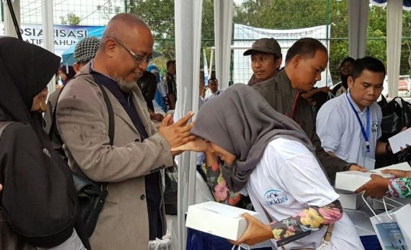 Anggota Komisi IX DPR RI dr. H. Adang Sudrajat, MM.AV saat Program Kependudukan Keluarga Berencana dan Pembangunan Keluarga (KKBPK) di empat desa di Kabupaten Bandung Barat, Senin (13/11). by Humas FPKS