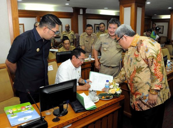 Gubernur Jabar Ahmad Heryawan saat Rakor TPPAS Legoknangka, yang dihadiri bupati/walikota, di Gedung Sate, Senin (6 /11/17). by Dud Humas Pemprov Jabar