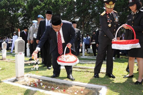 Gubernur Jabar Ahmad Heryawan dan Wagub Jabar Deddy Mizwar, serta unsur FKPD Jabar berziarah dan tabur bunga di TMP Cikutra Kota Bandung. by Yan Humas Pemprov Jabar