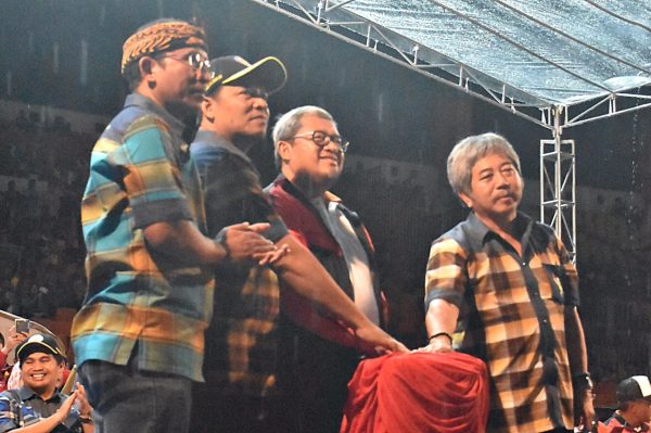 Gubernur Jabar Ahmad Heryawan didampingi Bupati Bandung H. Dadang M. Naser,SH,S.Ip.,M.Ip, Ketua Korpri Jabar Guntoro, Asisten II Pemkab Bandung Marlan, menekan tombol sirine bareng saat membuka Porpemda XIII Jabar di Stadion Si Jalak Harupat, Kecamatan Kutawaringin, Kab. Bandung, Senin (27/11/17). by Denny Humas Pemkab Bdg