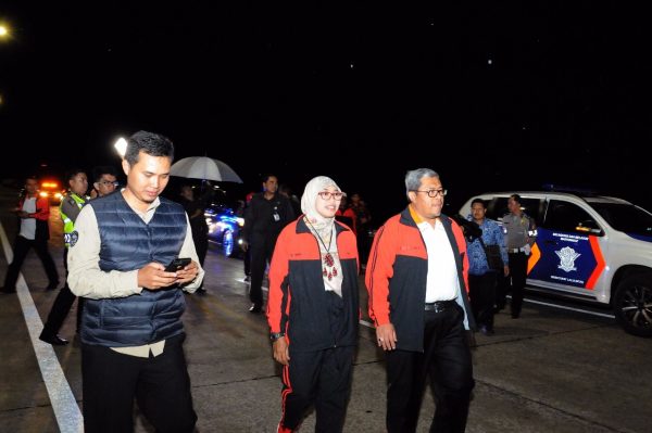 Gubernur Jabar Ahmad Heryawan didampingi istri Netty Heryawan saat melakukan percobaan pemakaian Jalan Tol Soroja, Senin (27/11).. by Humas Pemprov Jabar