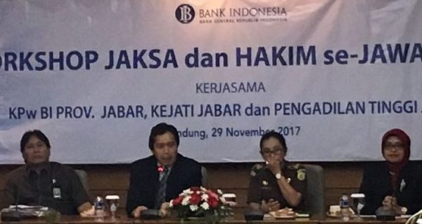 Kepala Perwakilan BI Jabar Wiwiek Sisto Widayat memberi sambutan workshop kewenangan BI bagi hakim dan jaksa se-Jabar di Bale Pajajaran Gedung BI Jabar, Rabu (29/11/17). by Humas BI Jabar