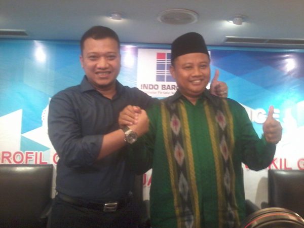 Anggota DPR RI Fraksi Golkar Daniel Mutaqien Syaifuddin berjabat tangan dengan Bupati Tasikmalaya Uu Ruzanul Ulum usai konferensi pers survei Pilgub Jabar Indo Barometer di Hotel Aston Braga, Jumat (3/11/17). by iwa/bbcom