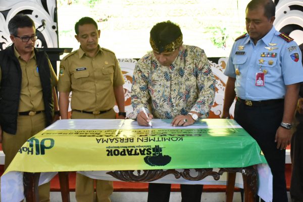 Bupati Bandung H. Dadang M.Naser, SH,S.Ip.,M.Ip saat penandatanganan komitmen bersama Gerakan Satapok di rumah jabatannya di Soreang, Senin (27/11/17). by Humas Pemkab Bdg