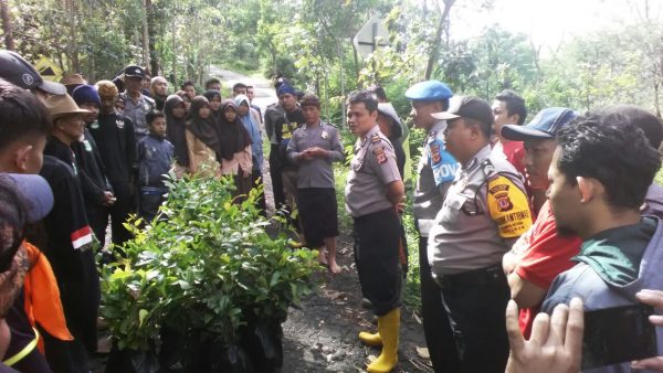 Kapolsek Ibun Iptu Asep Dedi memberi sambutan Hari Pohon Sedunia saat giat penanaman pohon di Kampung Patrol RW 07 Desa/Kec Ibun Kab Bandung, Sabtu (18/11/17). by Polsek Ibun