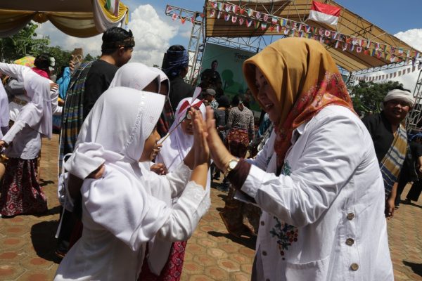 Ketua Federasi Olah Raga Rekreasi Masyarakat Indonesia (Formi) Kab Bandung Hj. Kurnia Agustina Dadang M Naser saat Festival Kaulinan Barudak di SMA 1 Cikancung Desa Cihanyir Kec Cikancung, Rabu (22/11). by Humas Pemkab Bdg